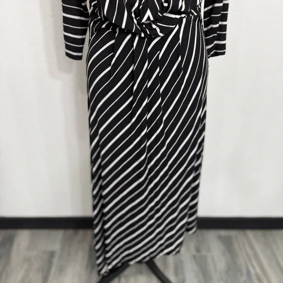 Bobeau Long Sleeve Dress in Classic Black - Picture 4 of 8